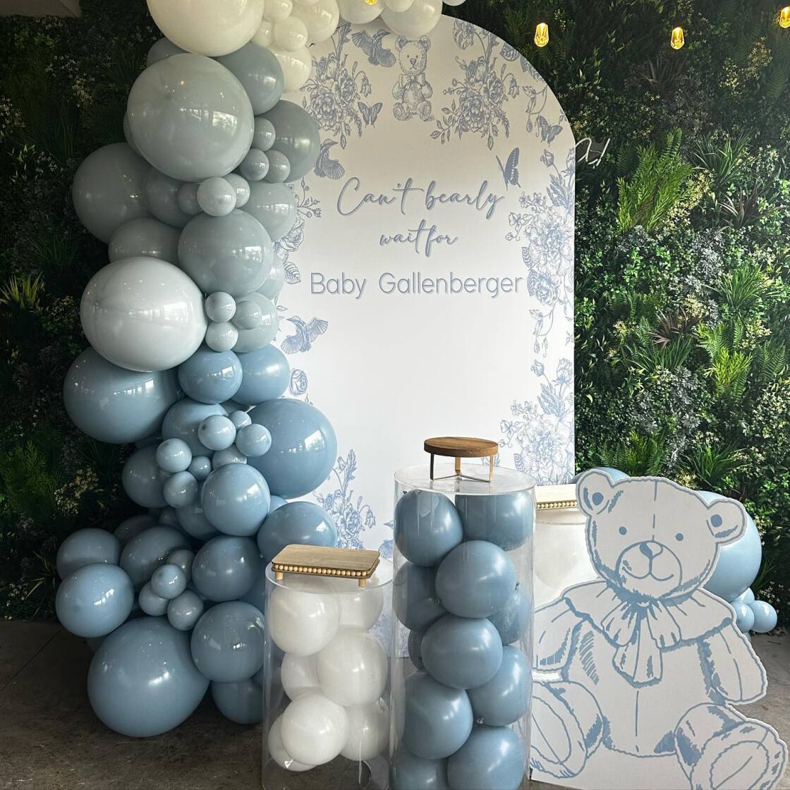 Bambini Soiree Designs - Event Decor & Specialty Rentals - Forget the gift  🎁 shop ! I rather exit through the BUBBLES! 💧💦💧💖💖💖🧜🏼‍♀️🦈🧜🏼‍♀️  @designplanplay #bubbleseverywhere #balloons #balloondecor #balloons🎈  #balloondecoration